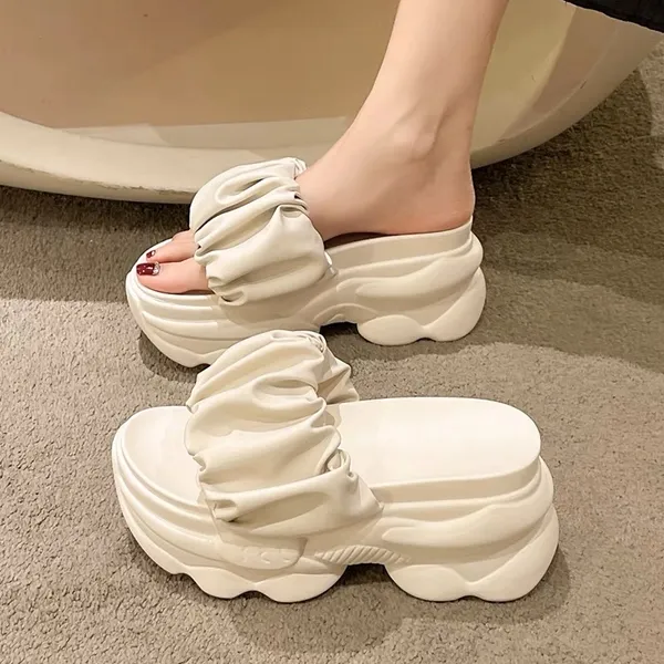 Cấu trúc đế giày bánh mì được thiết kế để tối ưu hóa sự êm ái và linh hoạt