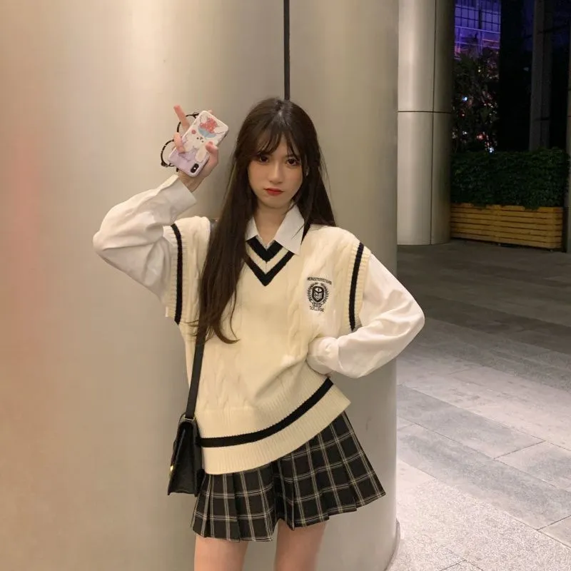 Phong cách học đường trẻ trung khi kết hợp áo gile len cùng chân váy xếp ly và giày boots