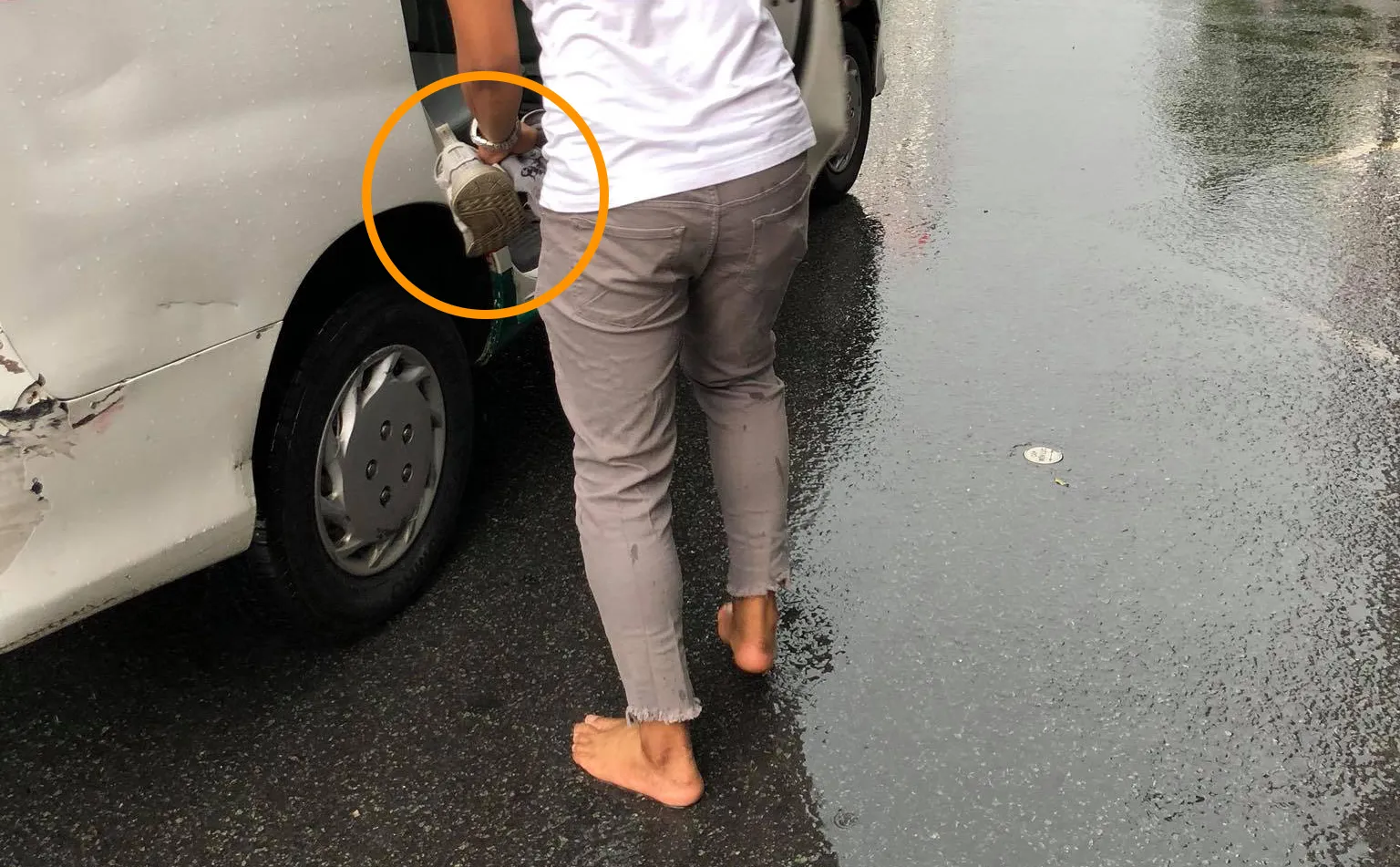 Giày bánh mì bị ướt sũng nước mưa cần được xử lý kịp thời để tránh hư hỏng