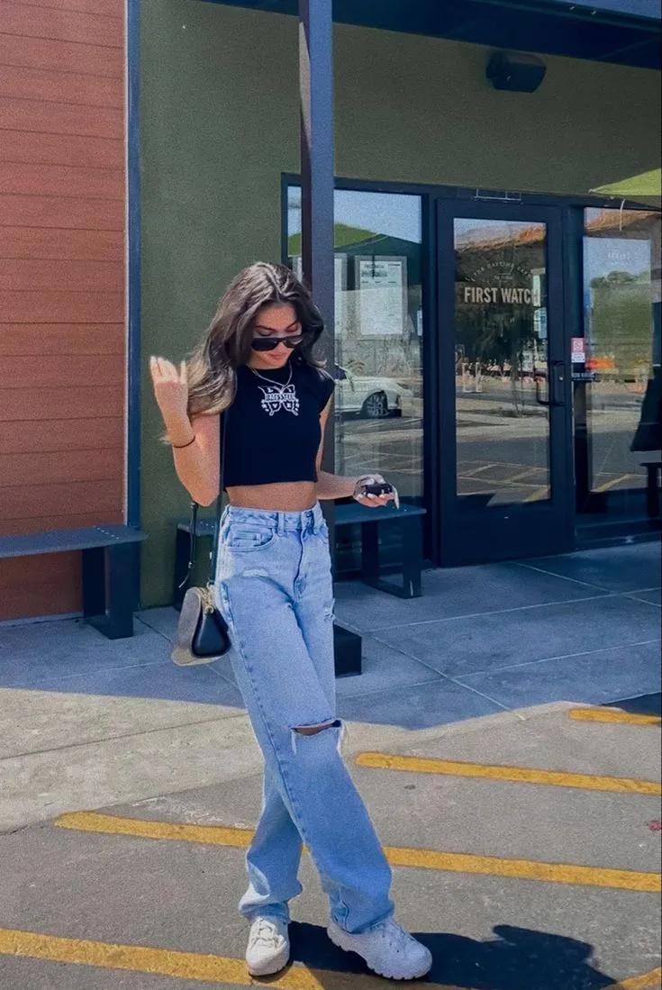 Phong cách dạo phố năng động và gợi cảm khi kết hợp croptop cùng quần jean ống đứng và giày bánh mì