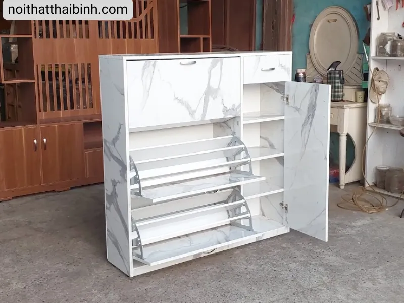 Sắp xếp giày có khoảng cách giúp không khí lưu thông và tối ưu hóa hiệu suất hút ẩm