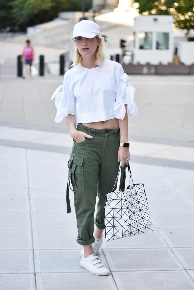 Áo croptop kết hợp cùng quần Cargo giúp tôn vinh vóc dáng và sự năng động