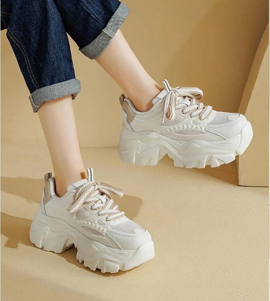 Cận cảnh sự khác biệt giữa đế giày đa tầng của Chunky và đế khối phẳng của Platform