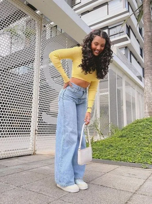 Sự kết hợp giữa quần jeans ống rộng và giày bánh mì pastel tạo nên phong cách streetwear hiện đại