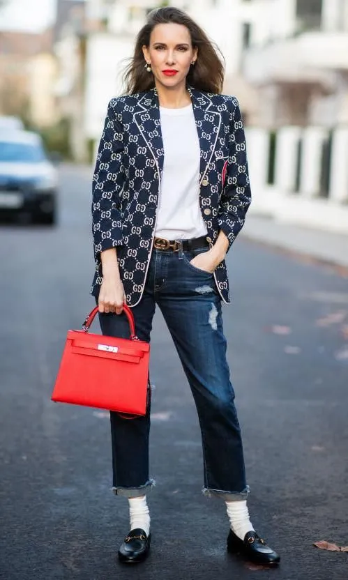 a4159df5b1e3-alexandra-lapp-con-look-de-jeans-y-mocasines-con-medias-blancas Phong cách công sở chuyên nghiệp khi kết hợp giày mũi vuông bọc kim loại với blazer