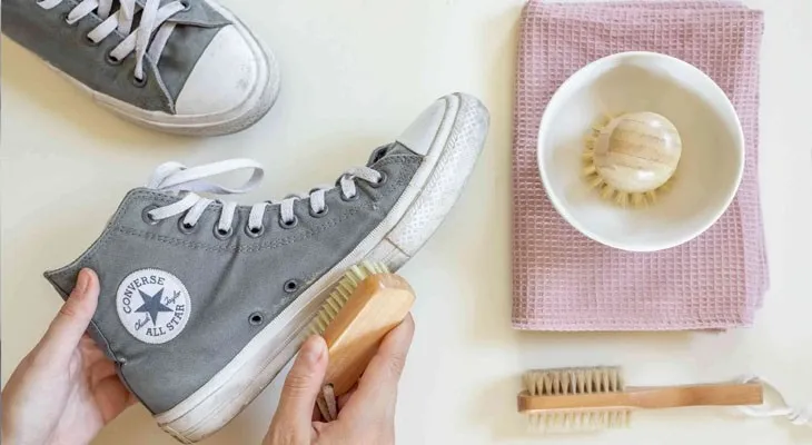 Vệ sinh đúng cách giúp đôi giày bánh mì vải canvas luôn bền đẹp như mới