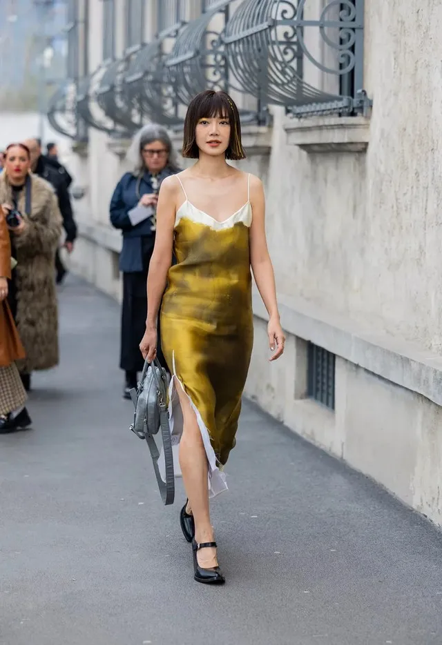 Sự kết hợp hoàn hảo giữa váy lụa slip dress và giày bệt mang lại vẻ ngoài thời thượng