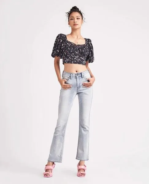 Sự kết hợp giữa áo tay phồng và quần jeans mang lại vẻ đẹp hiện đại và năng động