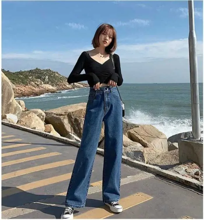 Phong cách phóng khoáng và hiện đại khi kết hợp áo croptop rút dây cùng quần ống rộng và giày bánh mì