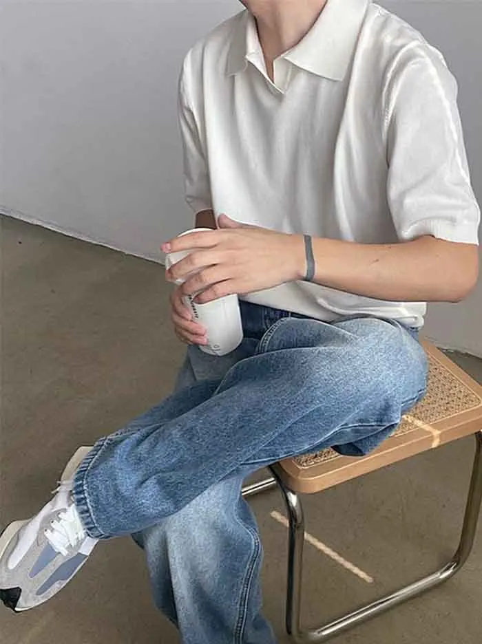 Quần jean ống rộng kết hợp cùng áo thun tay lỡ là bộ đôi hoàn hảo cho phong cách năng động