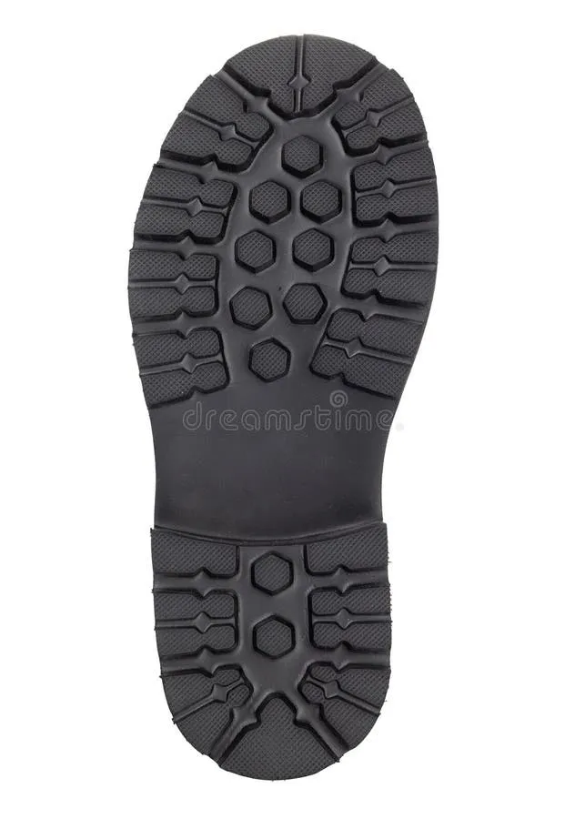 black-rubber-boot-sole-textured-tread-close-up-deep-pattern-isolated-white-background-406186130 Thiết kế đế dày đặc trưng giúp cách nhiệt hiệu quả với mặt đất lạnh giá