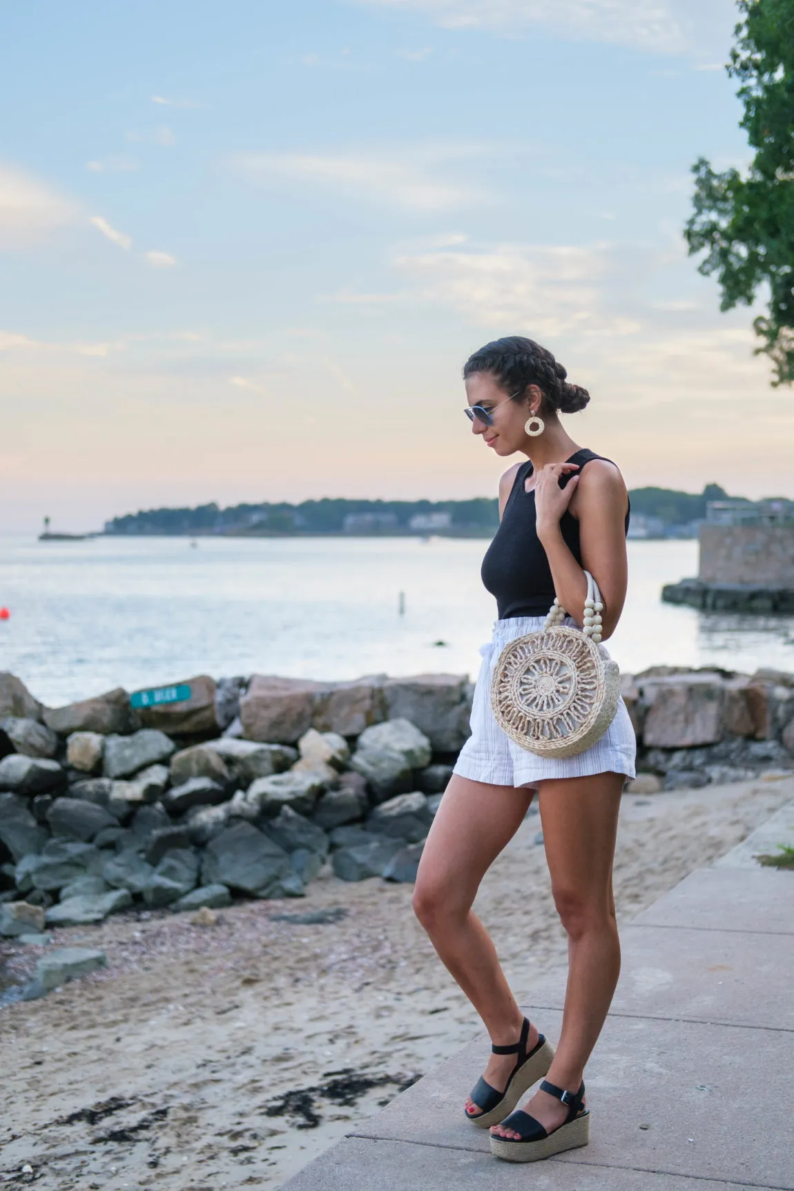 black-tank-top-white-linen-blend-shorts-black-espadrille-sandals-round-straw-bag-7-1150x1725-1 Phong cách thanh lịch khi kết hợp quần short vải ống rộng và sandal bánh mì