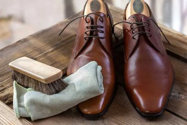 Vệ sinh đúng cách giúp phần tua rua luôn bền đẹp và giữ được form dáng ban đầu