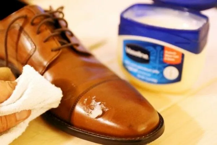 Sử dụng Vaseline để cấp ẩm và làm mềm lại cấu trúc da của giày
