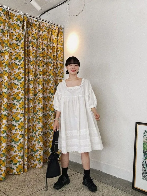 cach-phoi-giay-dep-voi-dam-babydoll-chuan-phong-cach-han-10-1669272942-213-width600height798 Sự tương phản giữa họa tiết hoa nhí và đế giày thô tạo nên phong cách cá tính đầy ấn tượng