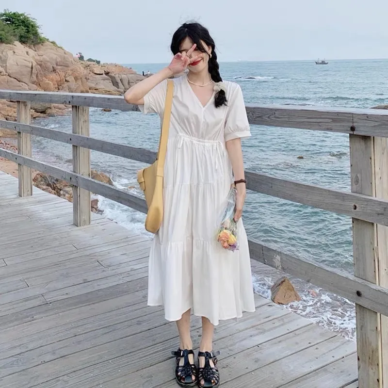 Phối màu sắc hài hòa giữa váy và phụ kiện giúp nâng tầm phong cách