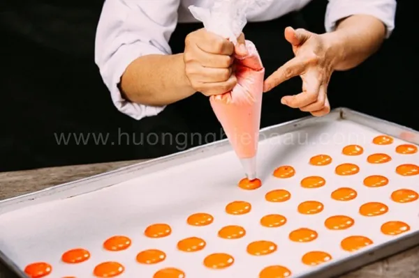 Sáp nến là chất bôi trơn an toàn và hiệu quả cho các loại khóa kéo giày