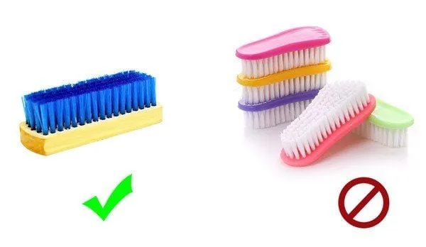 Vệ sinh định kỳ giúp đôi sandal luôn bền đẹp và giữ được màu sắc nguyên bản