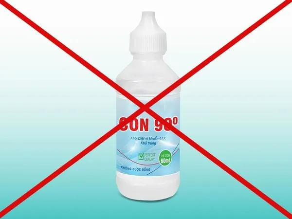 Sử dụng bàn chải lông mềm và nước xà phòng là cách an toàn nhất để loại bỏ sơn nước trên đế giày