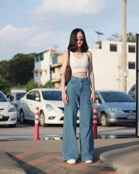 croptop-phoi-voi-gi__12__be1b923399314c21aff44c3862813af5_grande Quần jean và áo croptop là bộ đôi hoàn hảo khi đi cùng giày bánh mì