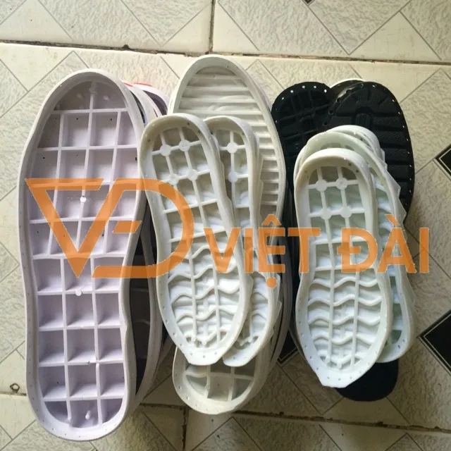 Sự kết hợp giữa nhựa EVA và cao su tạo nên bộ đế vừa nhẹ vừa bền bỉ cho giày bánh mì