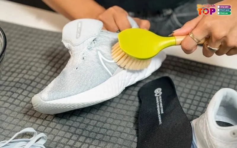 Trong trường hợp vết mực quá cứng đầu hãy tìm đến sự trợ giúp của các chuyên gia spa giày
