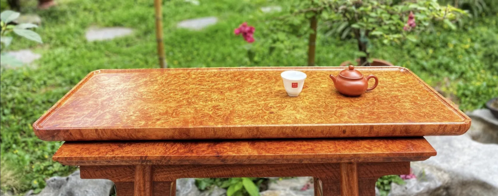 Phơi khô bã trà là bước quan trọng nhất trong quy trình khử mùi giày