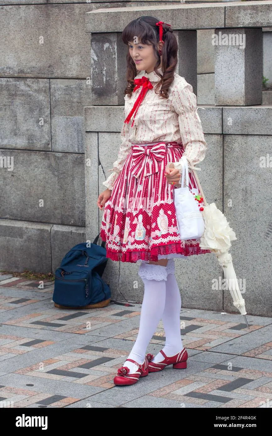 full-length-photo-of-japanese-lolita-wearing-red-and-white-skirt-long-frilly-white-socks-and-red-shoes-posing-for-photograph-harajuku-tokyo-japan-2f4r4gk Phối giày Lolita với trang phục thường ngày tạo nên vẻ ngoài năng động và dễ thương