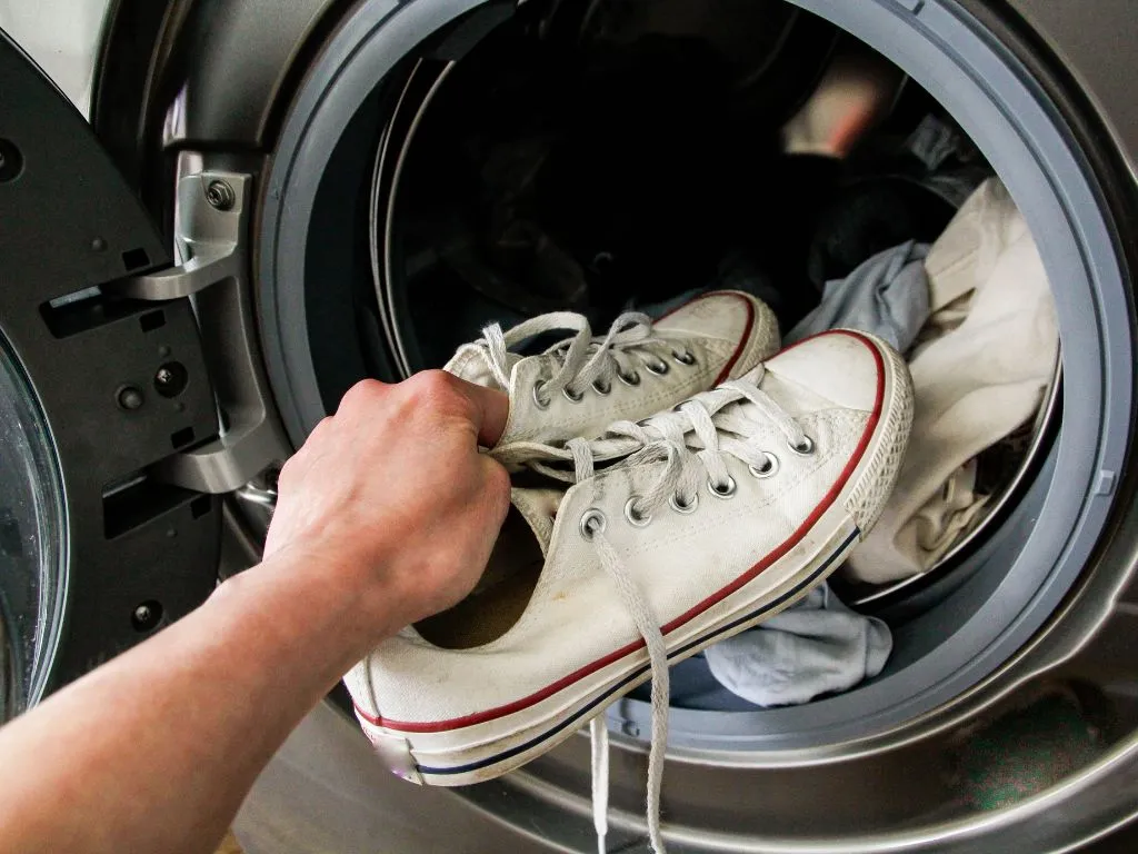 Sử dụng túi giặt và chế độ giặt nhẹ là yếu tố then chốt để bảo vệ giày