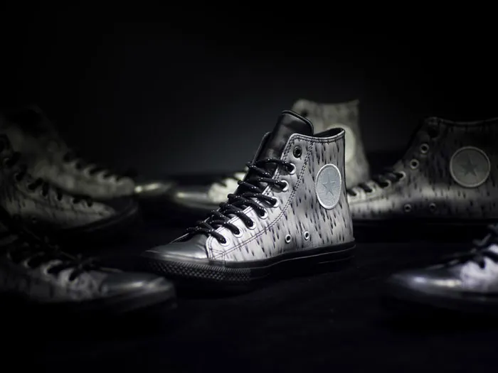 giay-converse-phan-quang-17 Hiệu ứng phản quang rực rỡ tạo nên sự khác biệt hoàn toàn trong không gian thiếu sáng