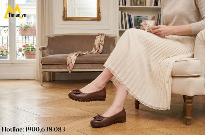 Thiết kế đế dày mang lại sự êm ái và ổn định cho đôi chân
