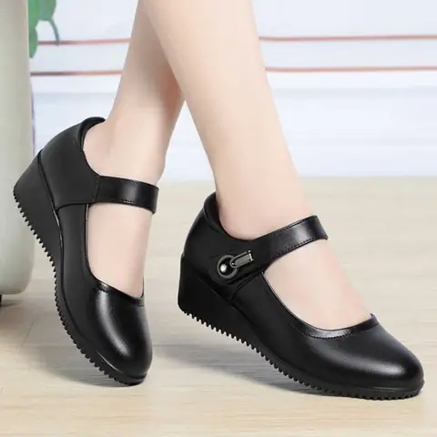 Sự khác biệt giữa giày bánh mì và giày đế xuồng nằm ở cấu trúc đế và phong cách ứng dụng