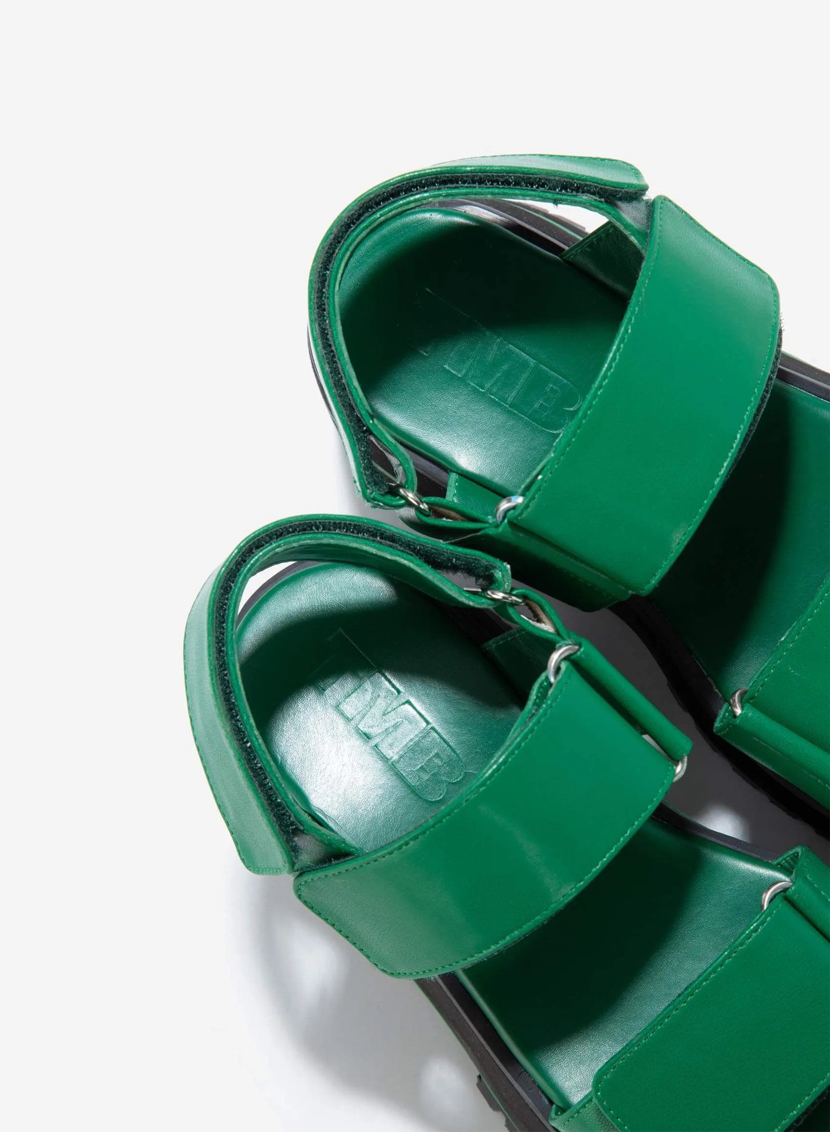 giay-sandal-de-banh-mi-hulk-sandal-platform-sdl-0001-mau-xanh-la__76038__1713177367 Thiết kế đế bánh mì dày dặn không chỉ tôn dáng mà còn mang lại sự thoải mái tối ưu