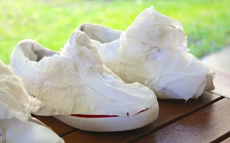 Vệ sinh phần đế bánh mì đòi hỏi sự tỉ mỉ để loại bỏ hoàn toàn các vết ố vàng