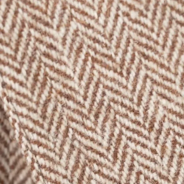 Chất liệu vải dạ tweed với những đường dệt tinh xảo tạo nên sức hút khó cưỡng cho đôi giày