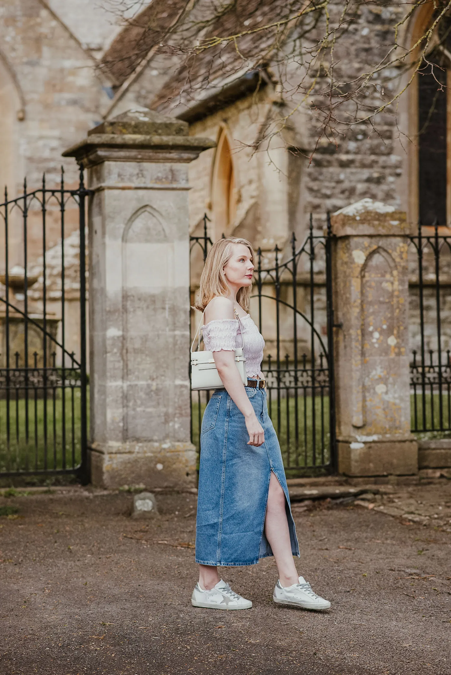 how-to-wear-denim-midi-skirt-style-outfit Phái nữ tự tin thể hiện cá tính với các cách phối đồ cùng giày chunky sneaker