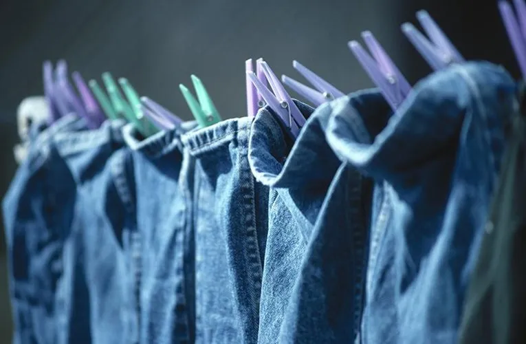 Vệ sinh giày denim rách viền đòi hỏi sự tỉ mỉ để giữ được vẻ đẹp nguyên bản