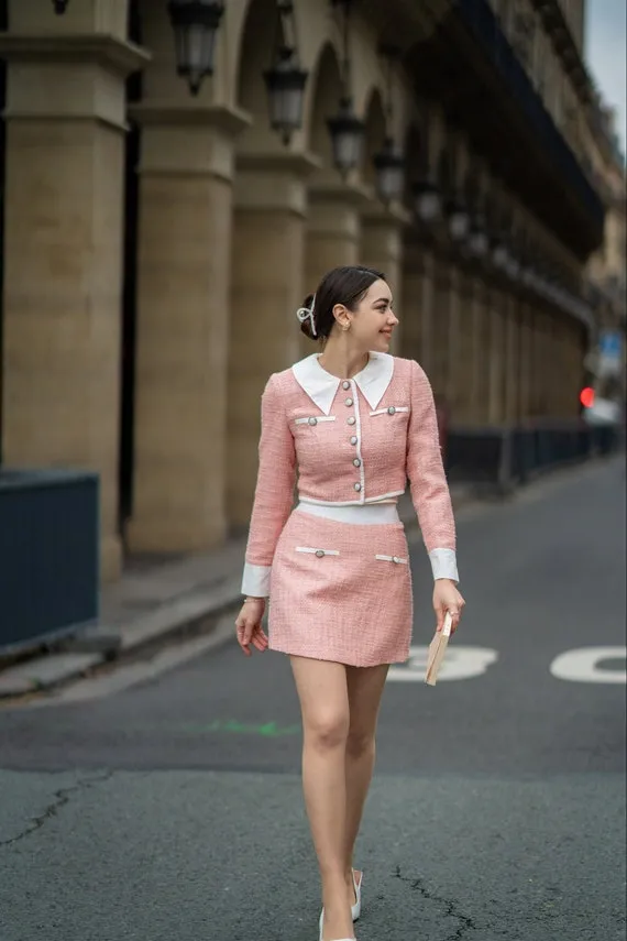Phong cách ngọt ngào và trẻ trung với set váy dạ tweed và giày bánh mì