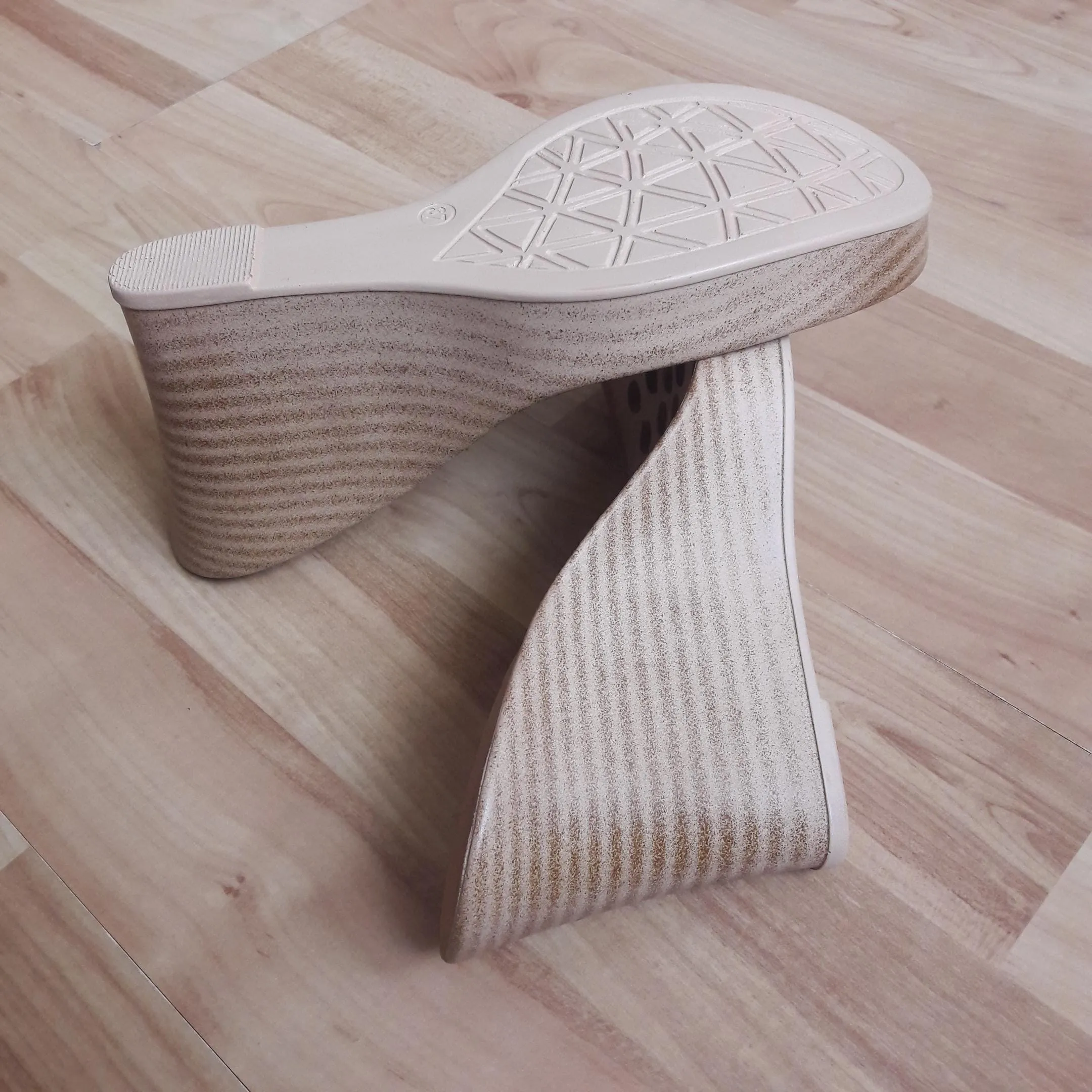 Cấu trúc đế dày nhưng êm ái là điểm cộng lớn nhất của dòng sandal bánh mì