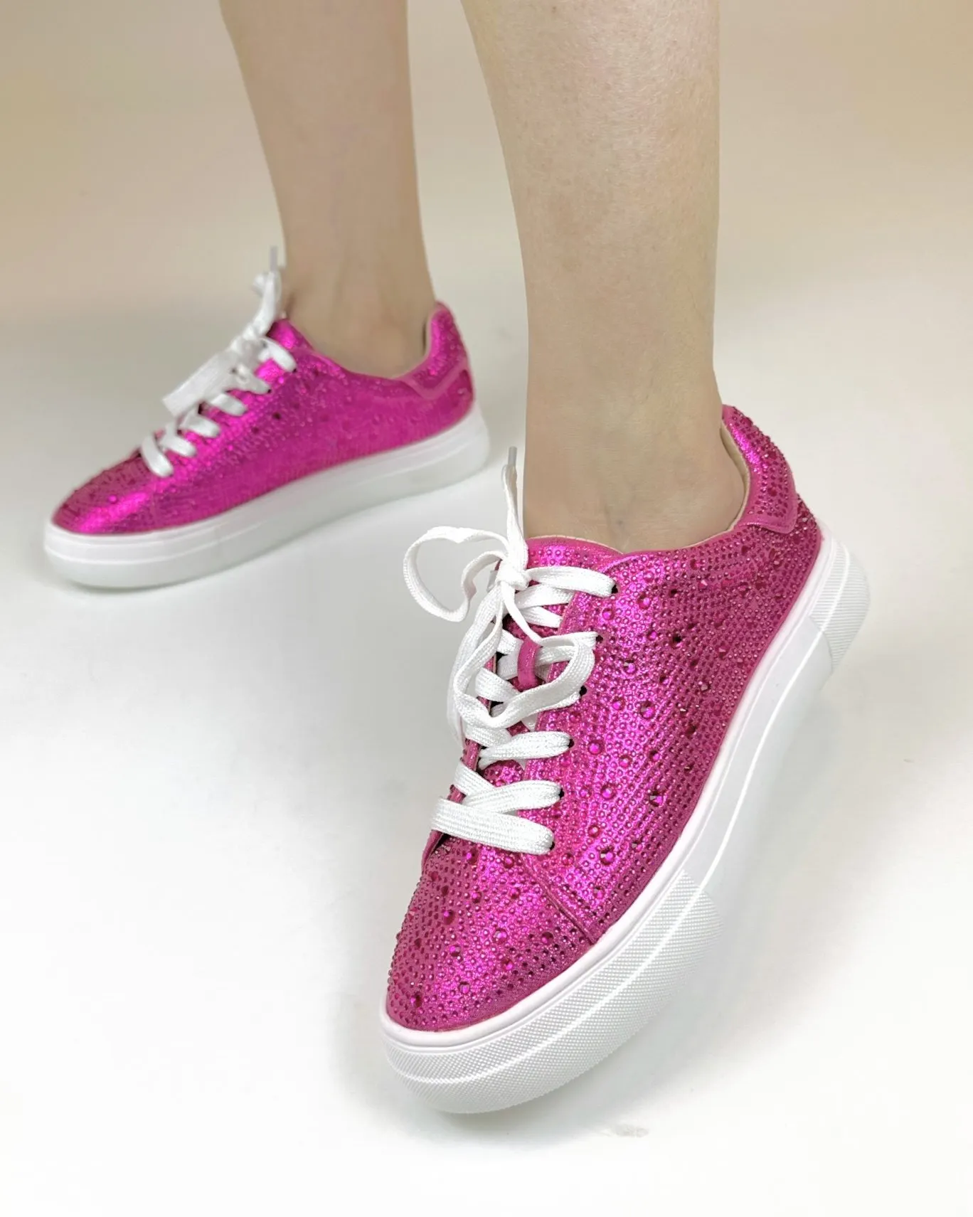 Giày bánh mì màu hồng fuchsia rực rỡ thu hút tạo nên điểm nhấn thời thượng và đầy tự tin cho phái đẹp