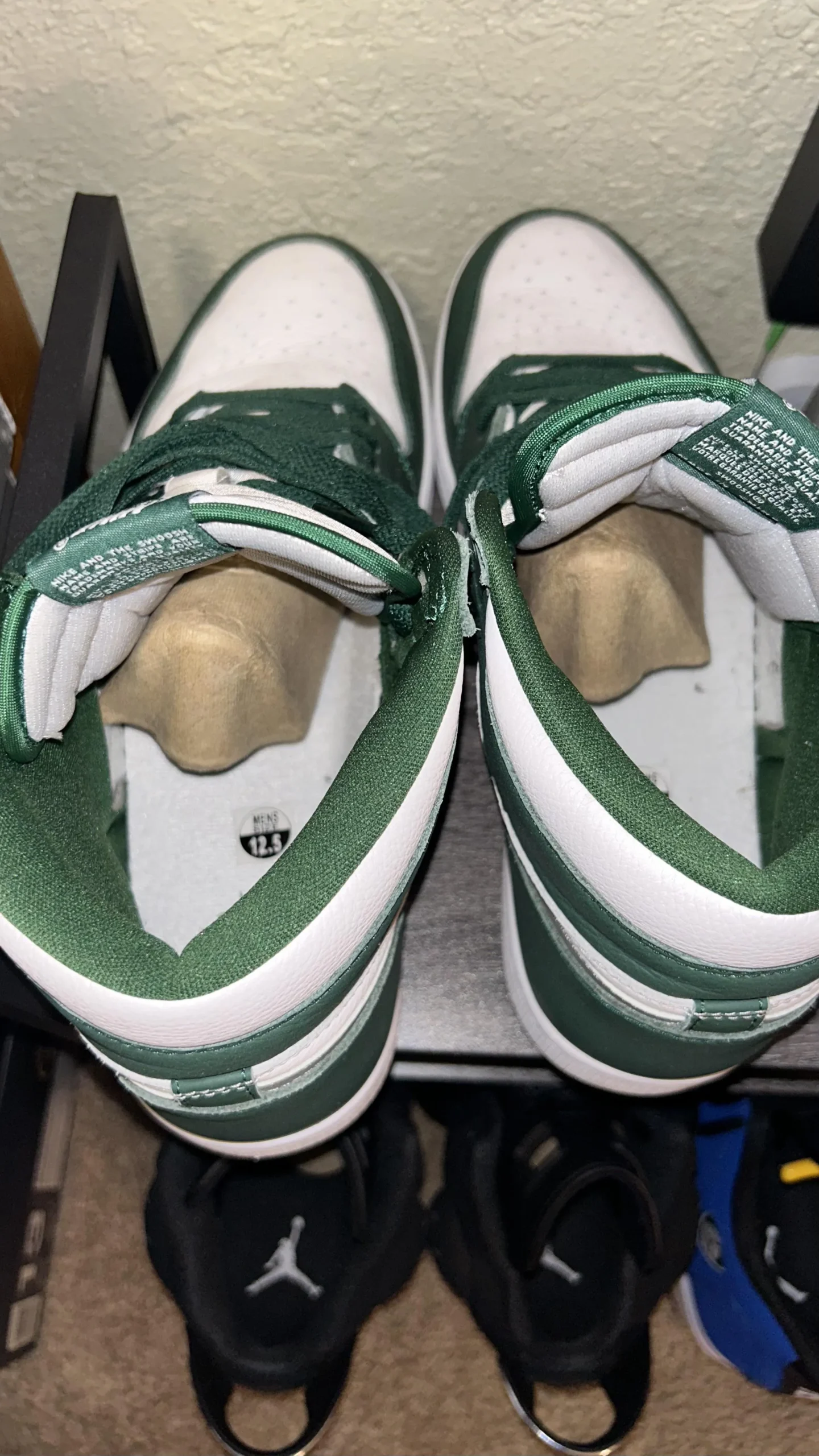 Thao tác đưa shoe tree vào giày cần sự chính xác để đảm bảo lực căng đồng đều