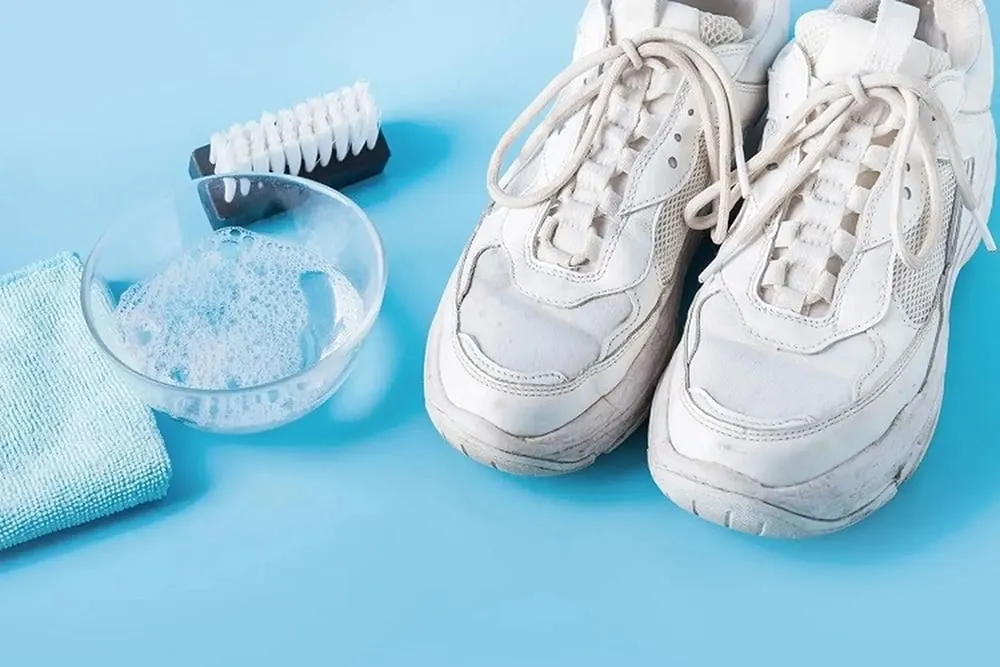 Sử dụng chất tẩy rửa quá mạnh là nguyên nhân hàng đầu khiến giày bị khô cứng