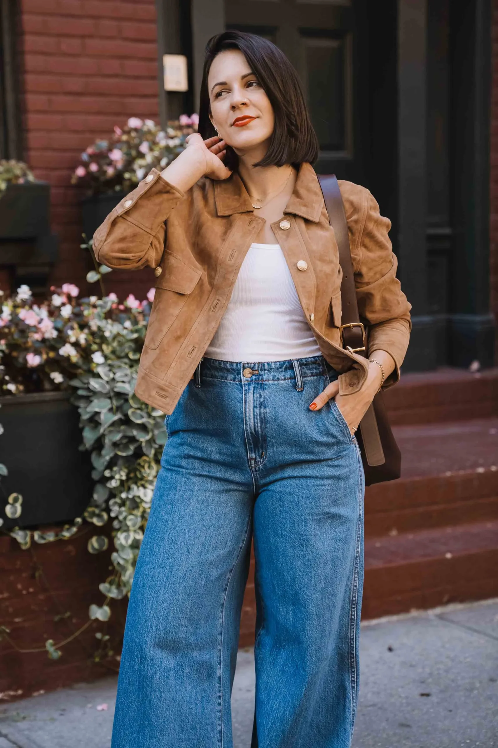 Set đồ denim croptop và giày bánh mì mang lại vẻ ngoài cá tính và hiện đại cho phái đẹp