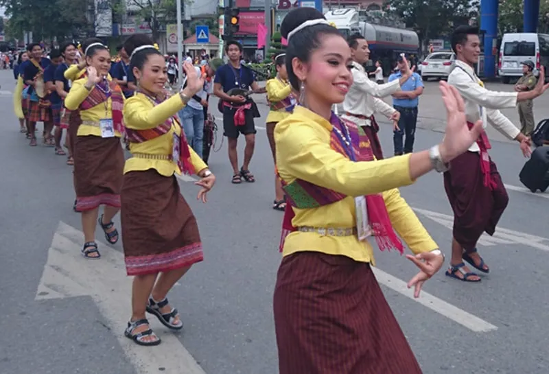 me-dam-xem-gai-tay-xinh-dep-nhay-mua-tren-duong-pho-hue-me-dam-xem-gai-tay-xinh-dep-nhay-mua-tre-1524916914-width800height545 Giày bánh mì là phụ kiện không thể thiếu để tạo nên diện mạo ấn tượng tại các lễ hội
