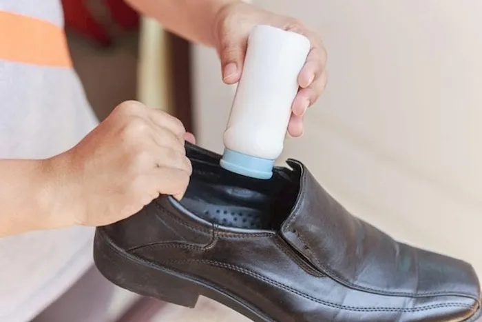 meo-khu-mui-giay-bang-phan-rom Phấn rôm giúp giảm ma sát và hút ẩm hiệu quả bên trong giày