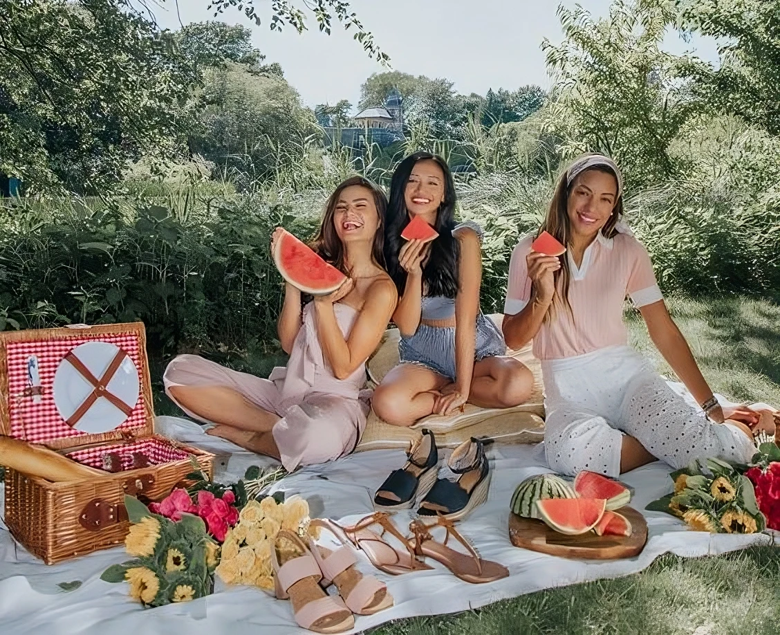 Phối đồ đi picnic dã ngoại năng động với giày bệt là lựa chọn lý tưởng cho các hoạt động ngoài trời