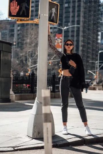 nyc-zebra-print-crop-top-nike-oketo-5-360x540-1 Phối đồ tối giản giúp đôi giày bánh mì họa tiết ngựa vằn trở nên nổi bật và sang trọng hơn