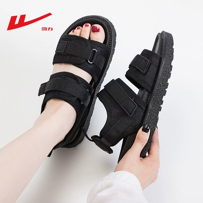 Giày bánh mì quai dán velcro đang trở thành xu hướng thời trang hàng đầu của giới trẻ hiện nay