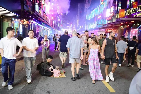 Giày bánh mì viền phản quang mang lại sự an toàn và phong cách nổi bật trong đêm
