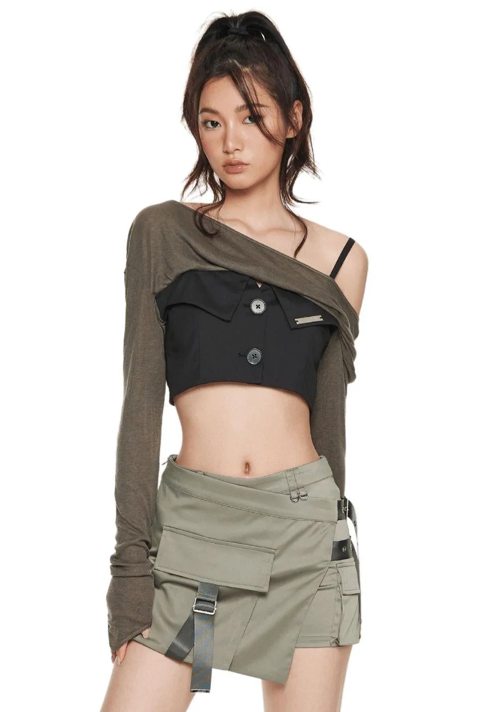 Sự kết hợp hoàn hảo giữa áo croptop rút dây và giày bánh mì cao giúp tôn vinh vóc dáng người mặc